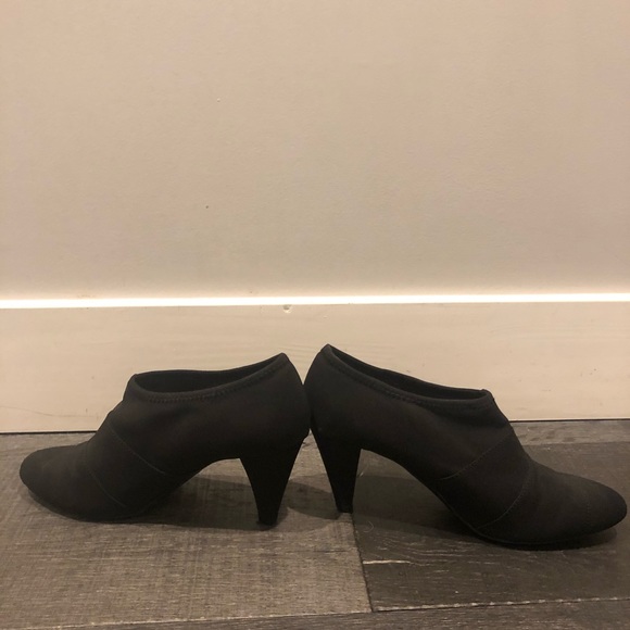 Black ankle bootie pump, size 8.5 US - Picture 4 of 5